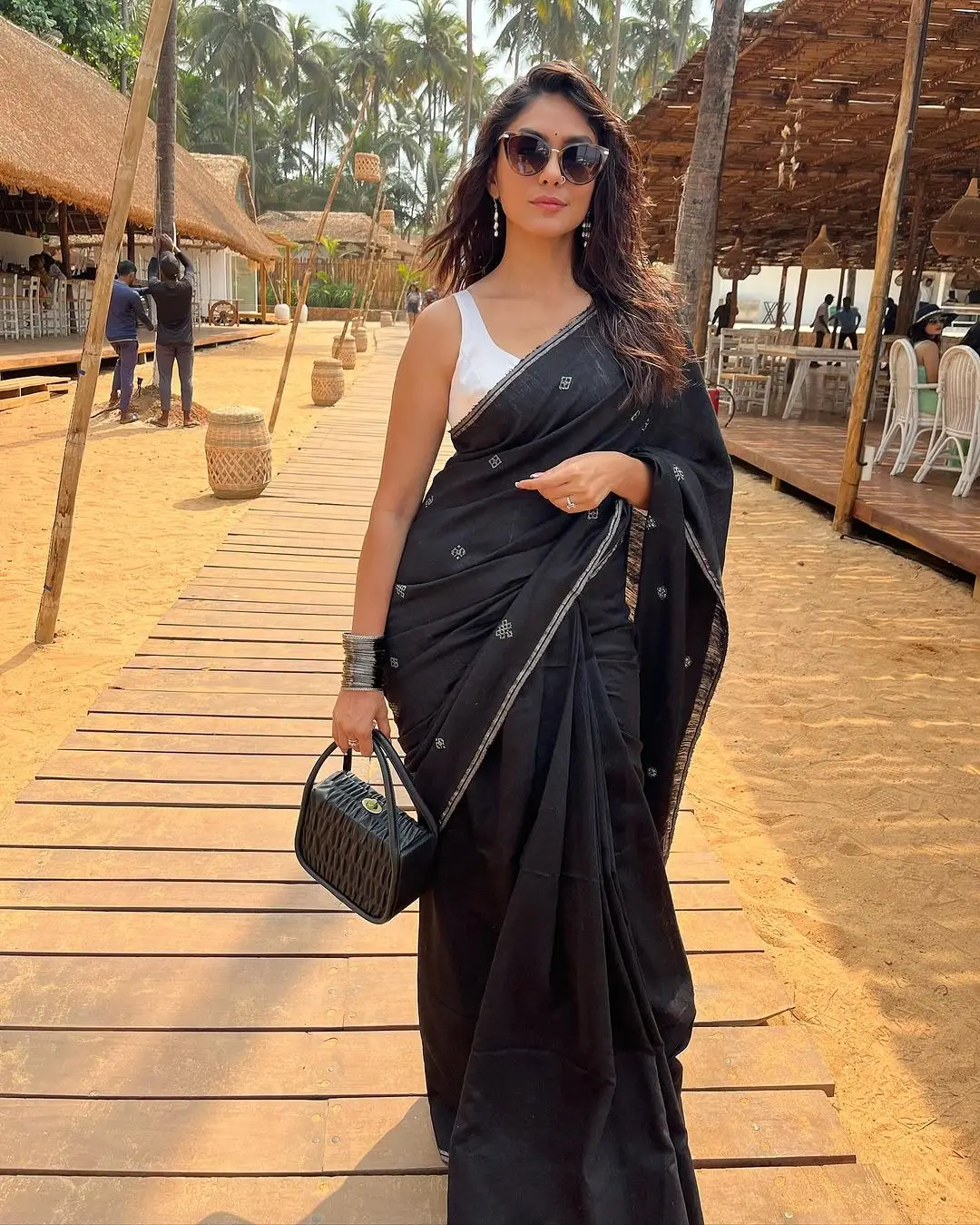 MRUNAL THAKUR IN BLACK SAREE SLEEVELESS WHITE BLOUSE 3